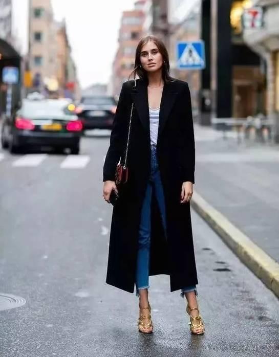 黑色外套配牛仔裤图片,黑色外套与牛仔裤的完美融合